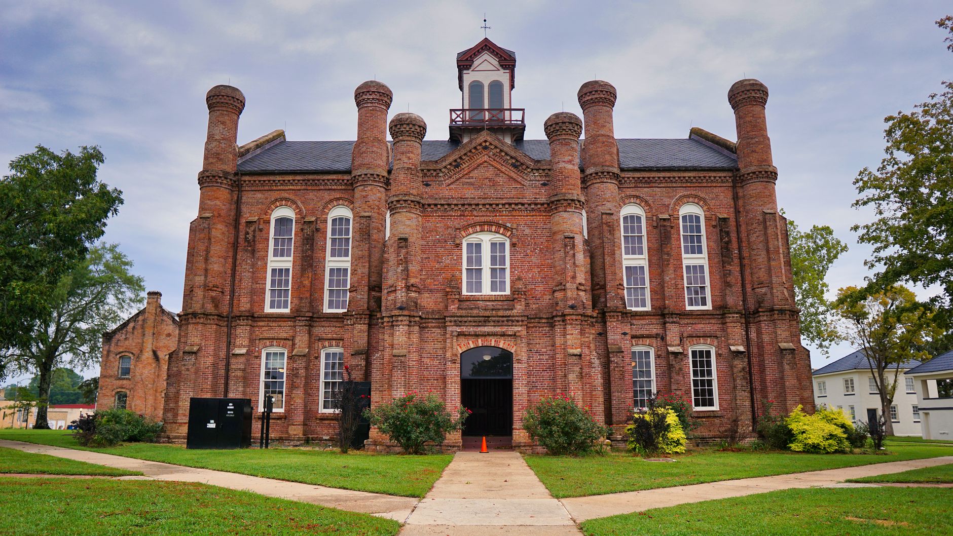 Brick county courthouse building in Bay Minette, Alabama