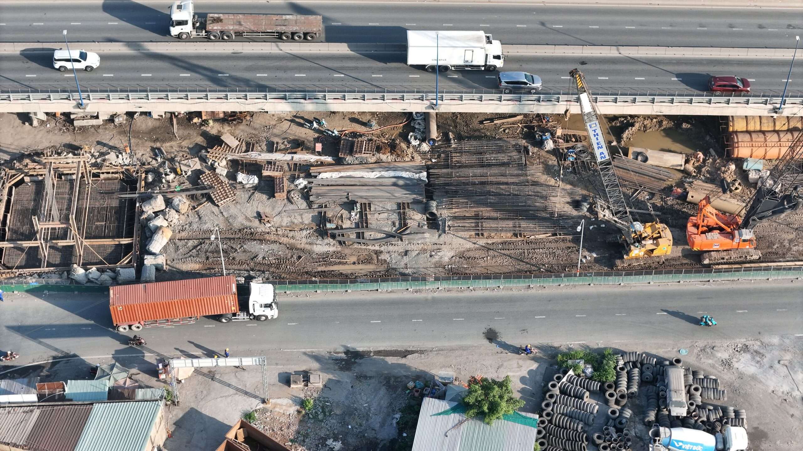 Aerial view of a highway bridge construction site, similar to the type of work expected for the I-10 Mobile River Bridge and Bayway project