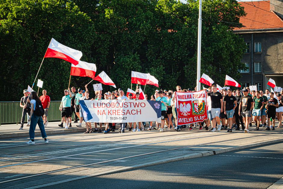 Community procession against violent crime stops at Fairhope Pier