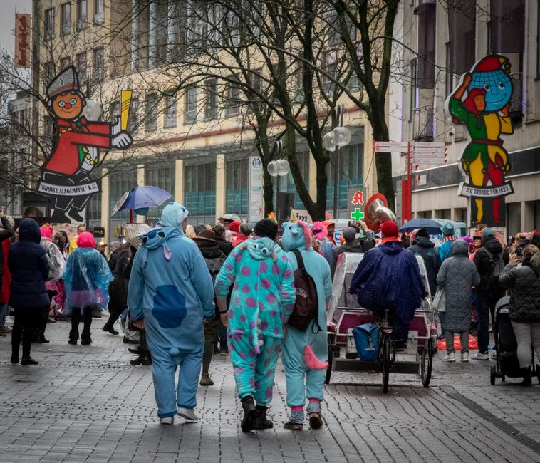Crowd at a downtown Mobile Mardi Gras parade