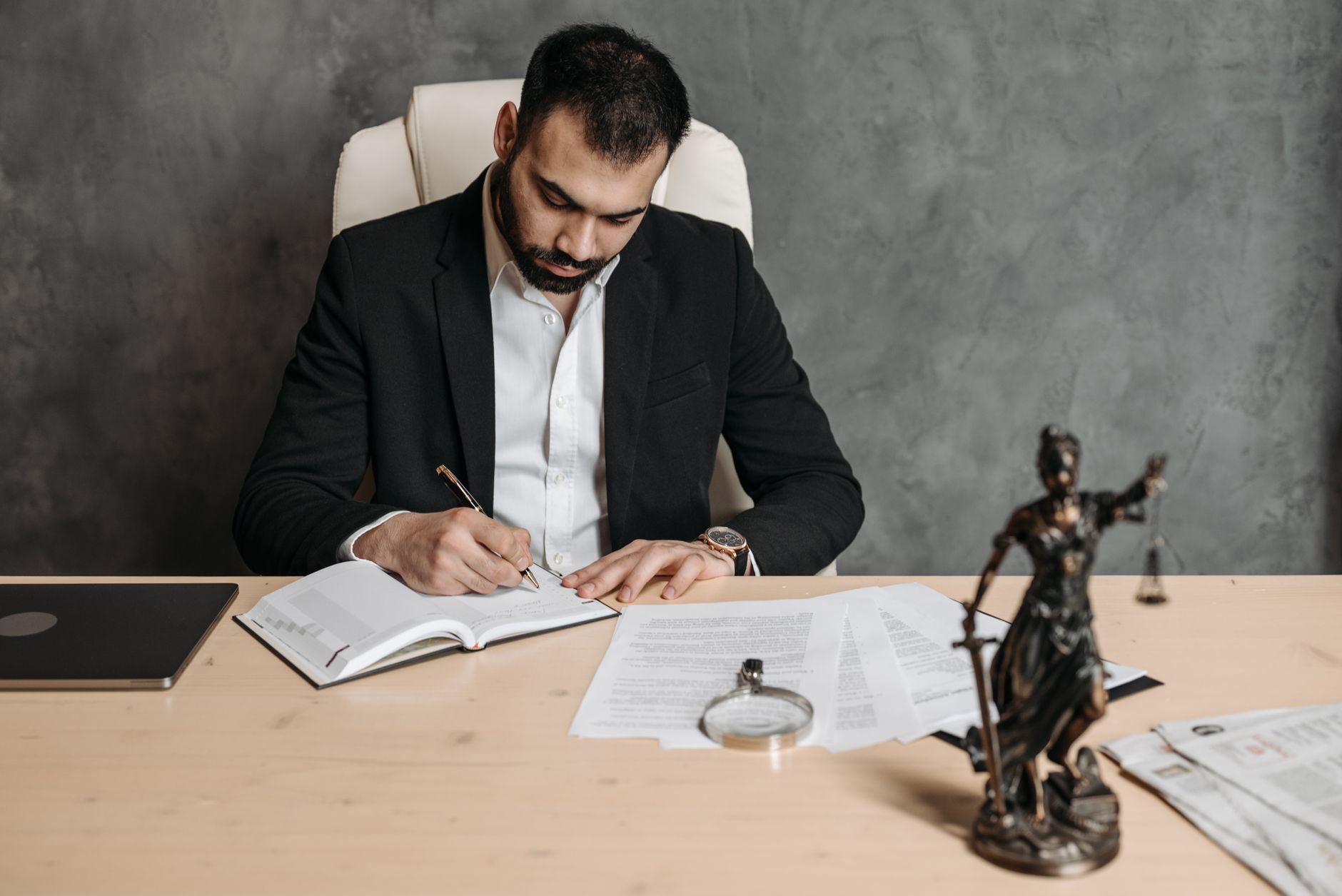 A letter and a judge&rsquo;s gavel on a desk representing a court leniency request