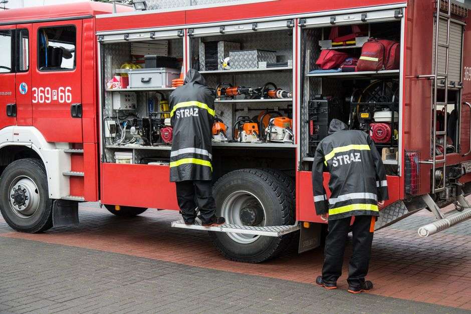 Emergency rescue team and vehicle