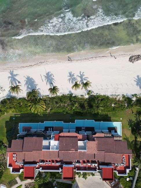 Beachfront hotel with rooftop view of the Gulf