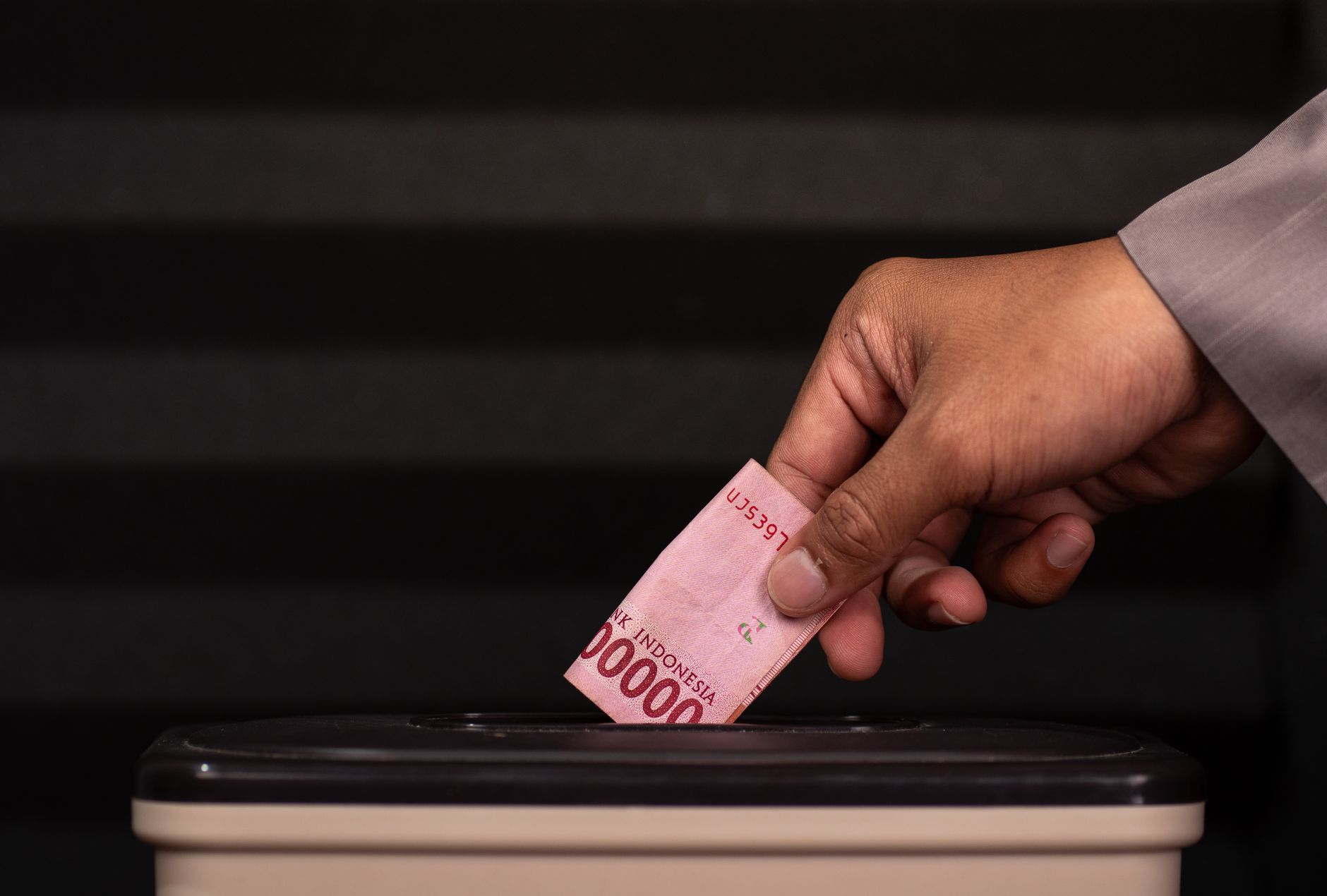 Financial ledger and documents representing campaign contributions