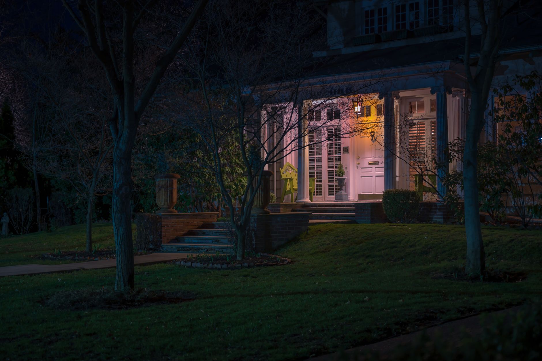 A southern home at dusk, the setting for a political fundraising reception
