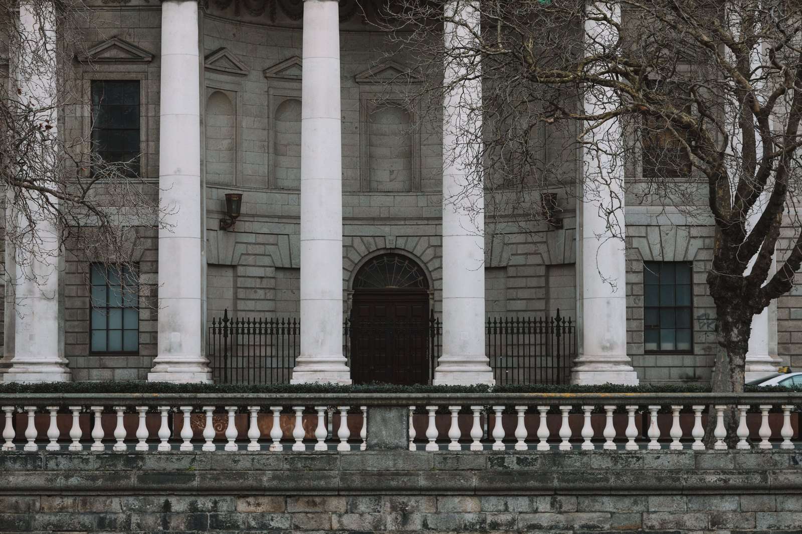 The exterior columns of a courthouse building