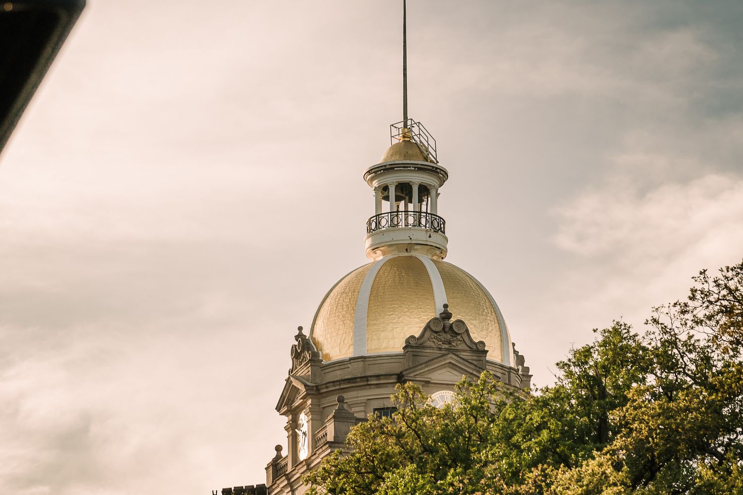 Historic capitol building with white columns and dome in Montgomery, Alabama