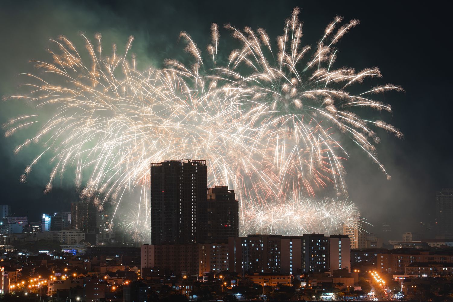 New Year's Eve Along the Gulf Coast: MoonPie Drop, Street Parties and Fireworks Ring in 2022