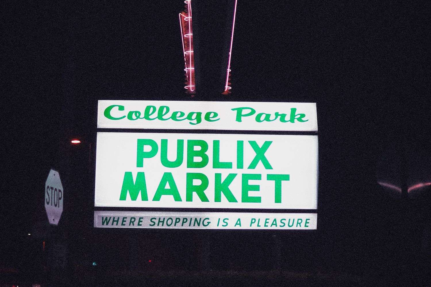 The entrance to a Publix grocery store