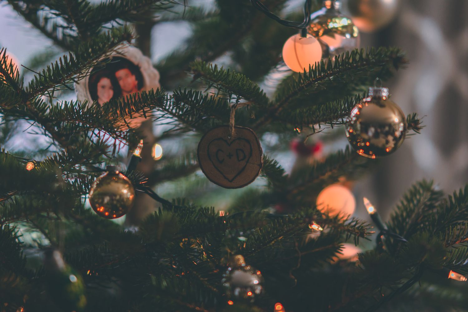 A Christmas tree decorated with keepsake ornaments as a tribute