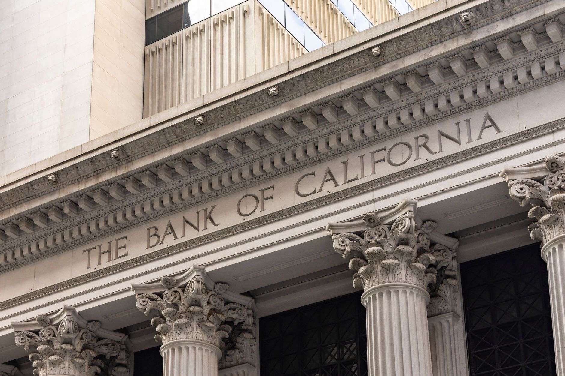 Exterior of a bank branch similar to the one involved in the Mobile robbery investigation