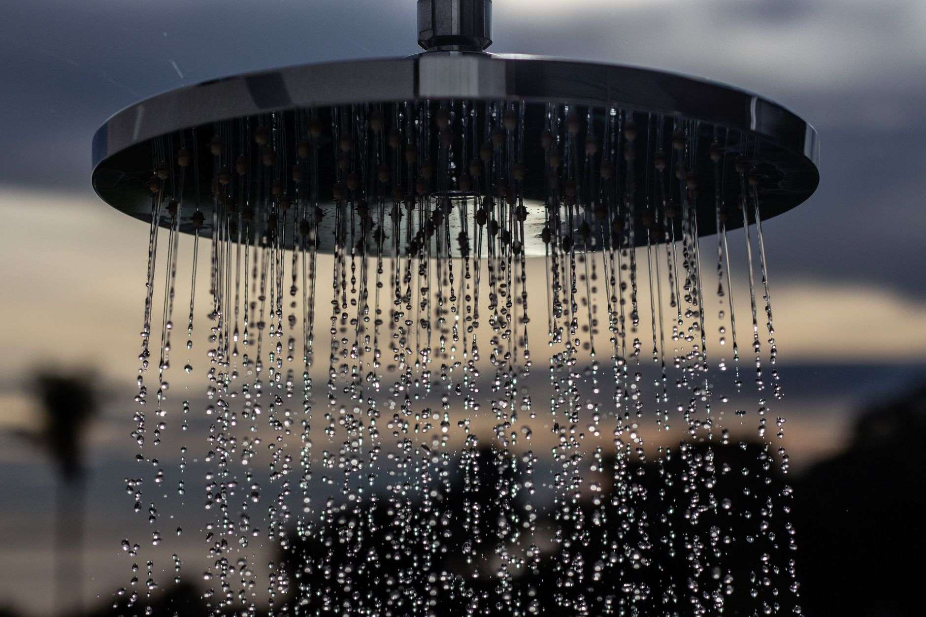 Fine water mist and droplets from a shower head