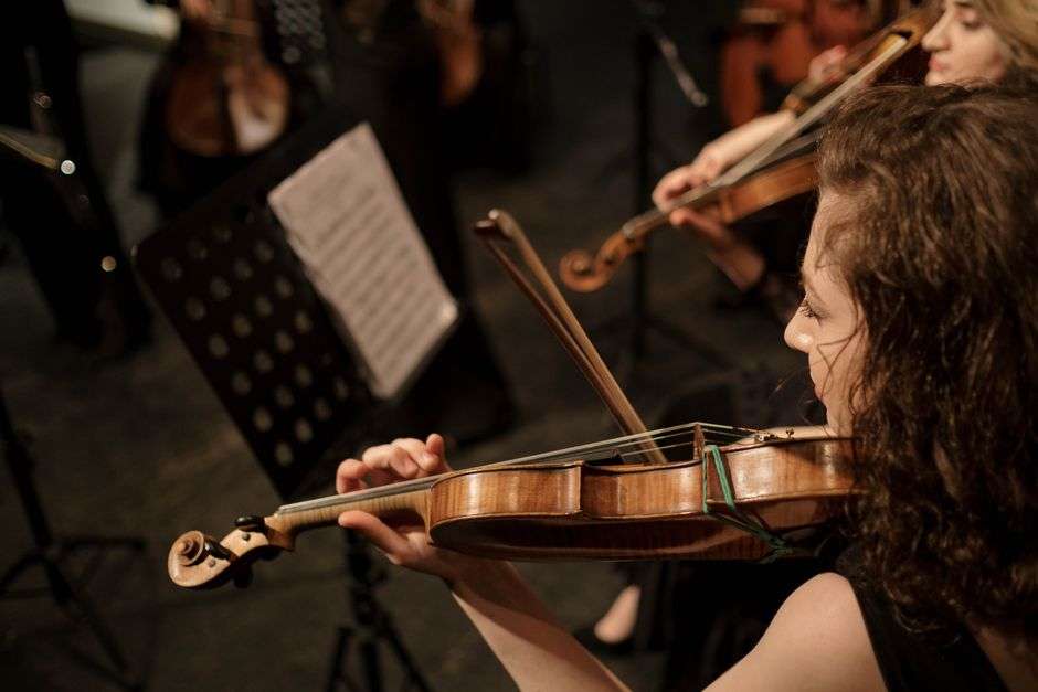 Fairhope singer-songwriter and violinist Molly Thomas performing live