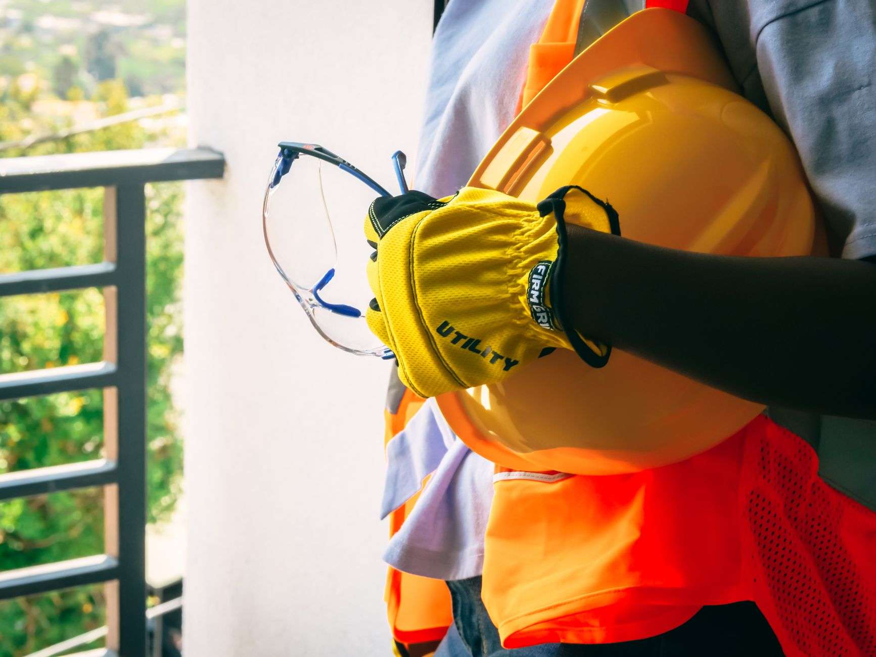 Worker wearing a helmet, gloves and safety gear