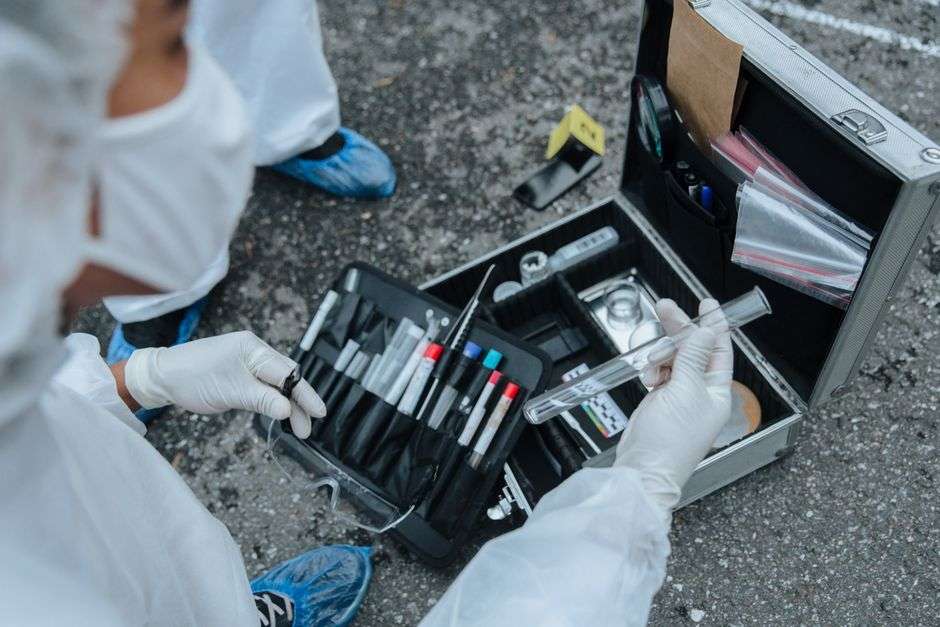 Forensic laboratory work on evidence samples