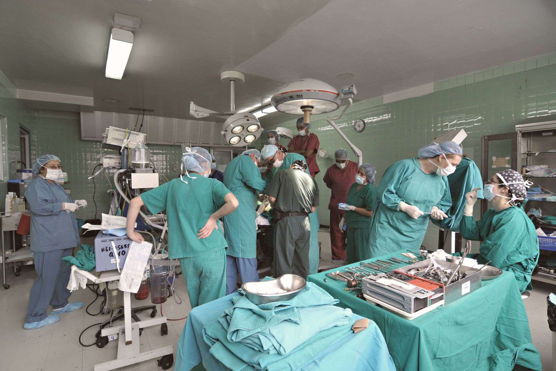 Surgical team in an operating room, illustrating USA Health spine surgeon Dr. Richard Menger's national recognition